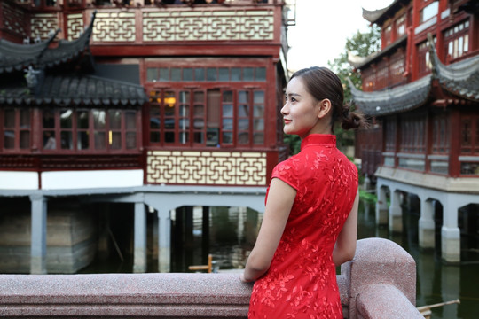 上海豫园老街的旗袍丽人