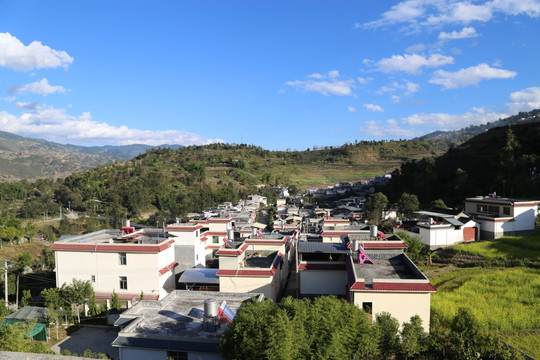 蓝天 白云 村庄 大山 美景