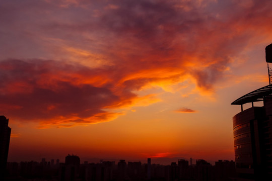 余晖下的城市风光