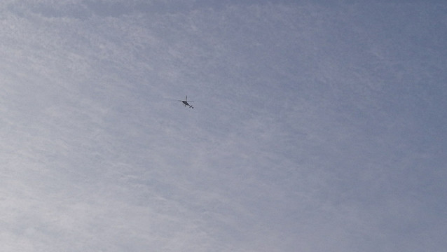 蓝天上空巡逻的直升机