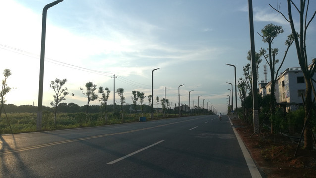 新建的通往县城唯一的公路