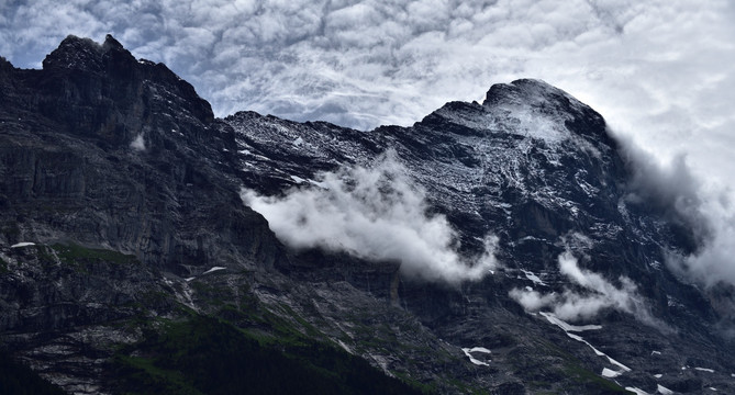 云雾绕山峰