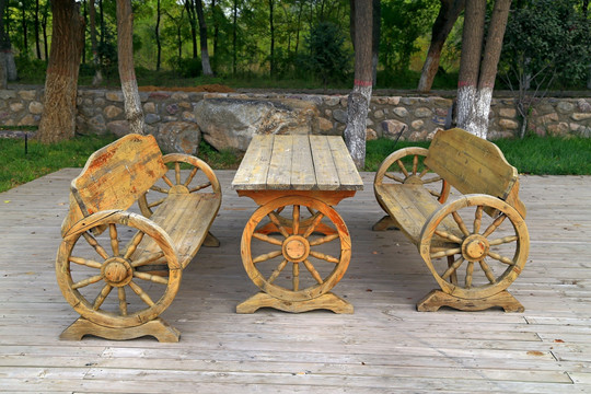 木桌 木椅 车轮 造型