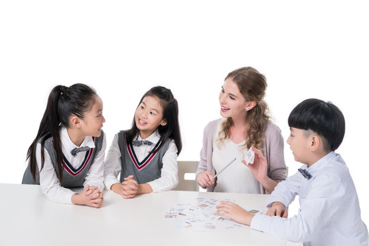 女外教指导小学生学习