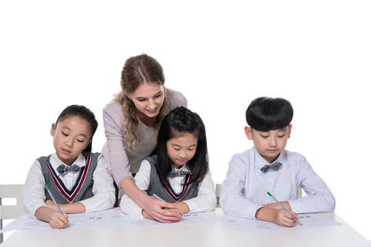 女外教指导小学生学习