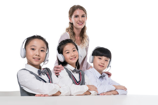 女外教指导小学生学习