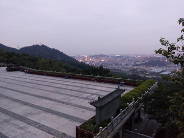 寺院广场黄昏风景