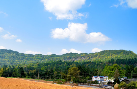 蓝天白云青山农田