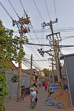 北京胡同里的电网