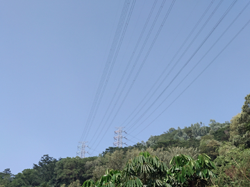 山中蓝天电线
