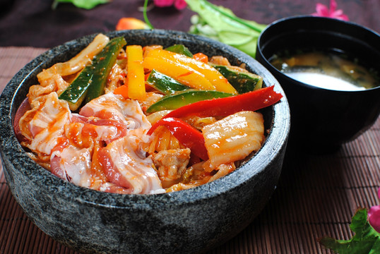 泡菜豚肉石锅饭