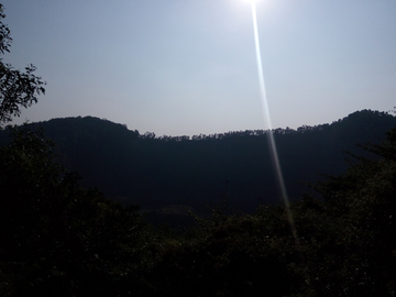 阳光下的平峦山