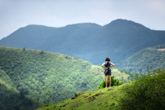 高山上女人背影