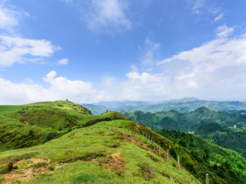 蓝天白云高山草原