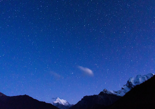 稻城星空下的雪山