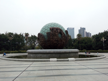 公园球形雕塑风景