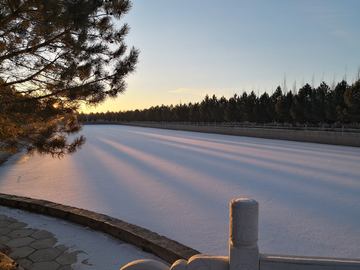 日出映雪红