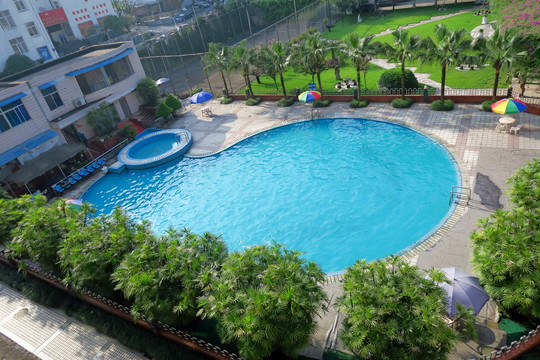 酒店户外游泳池