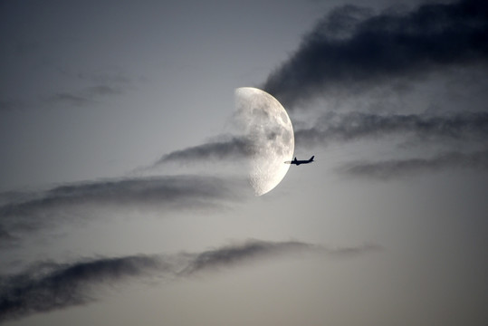 飞机穿越月球