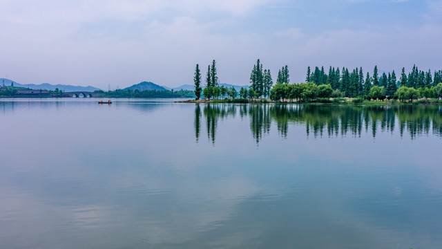 湖面倒影