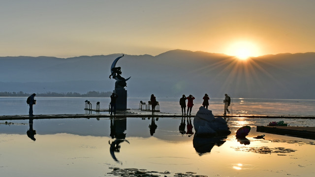 西昌邛海日出