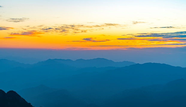 水墨黄山日出