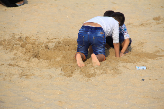 沙滩玩沙子