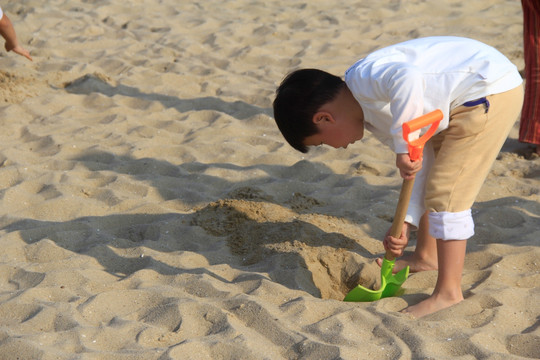 沙滩玩沙子