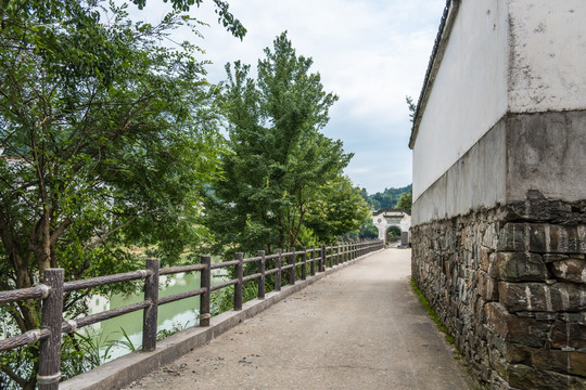 沿河道路