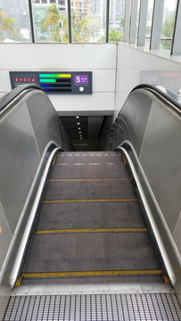 深圳地铁站手扶梯