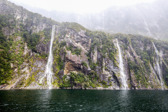 米尔福德峡湾