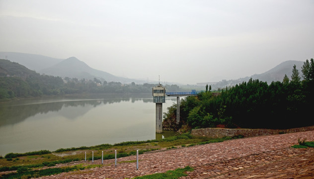 水库和远山风景图