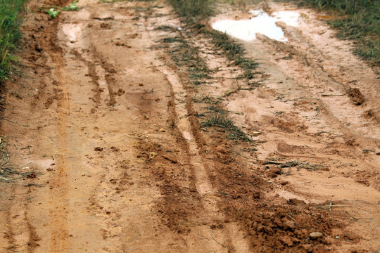 积水的泥泞路面