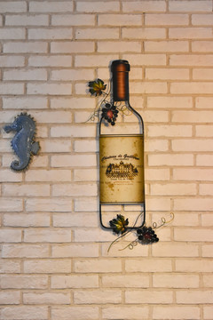 白砖墙 酒瓶子 装饰品