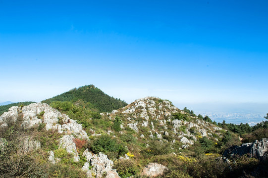 昆明西山 蓝天 阳光 山地 石