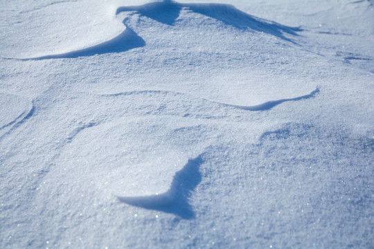 风吹过的雪地