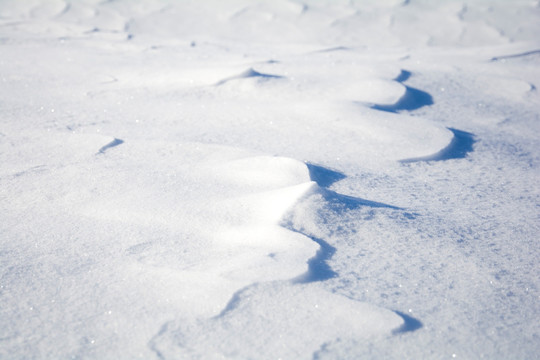 风吹过的雪地