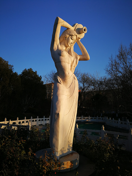 夕阳下的浴女雕塑