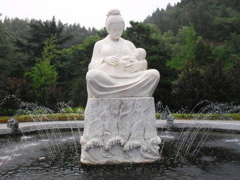 喷水池中的白色雕像