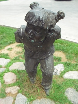 草地上的小孩雕塑