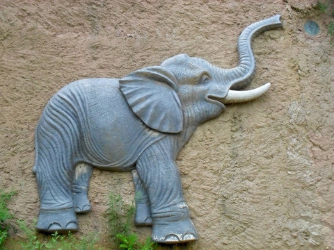石墙上雕刻的大象