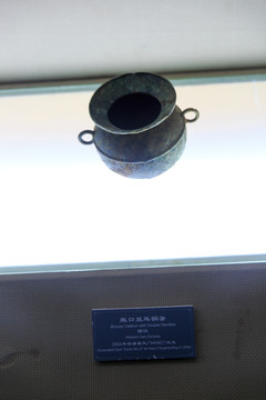 合浦汉代博物馆 敞口双耳铜釜