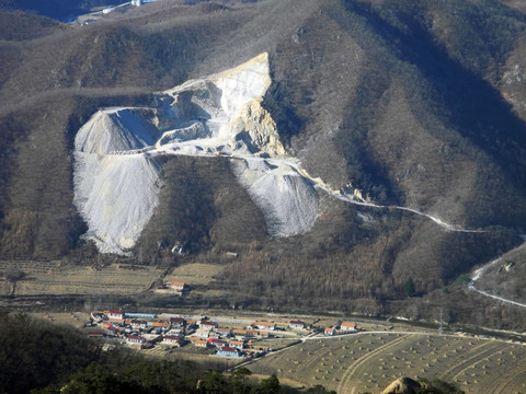 矿山下的居民区