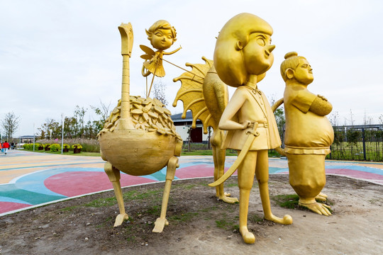 上海浦江郊野公园金色雕塑