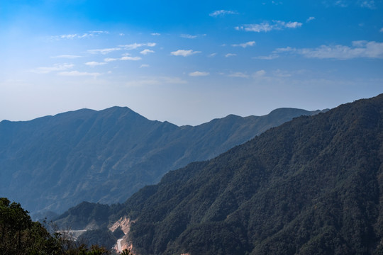 崇山峻岭