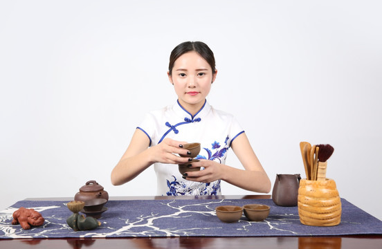 女人泡茶