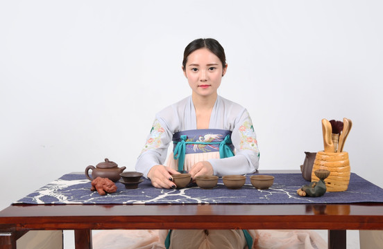 传统汉服女茶艺师