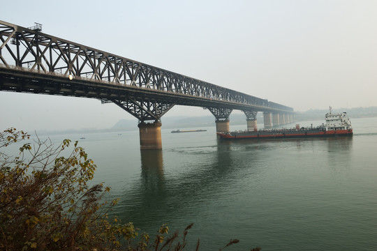 枝城长江大桥 雾锁铁桥