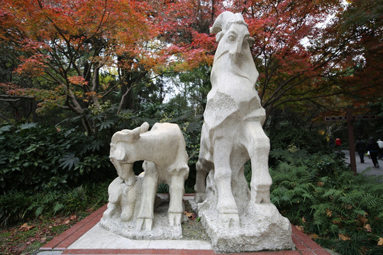 羊哺雕塑