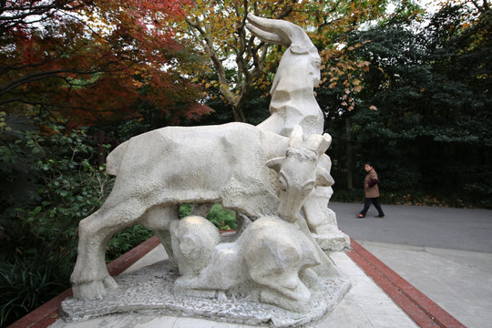 羊哺雕塑